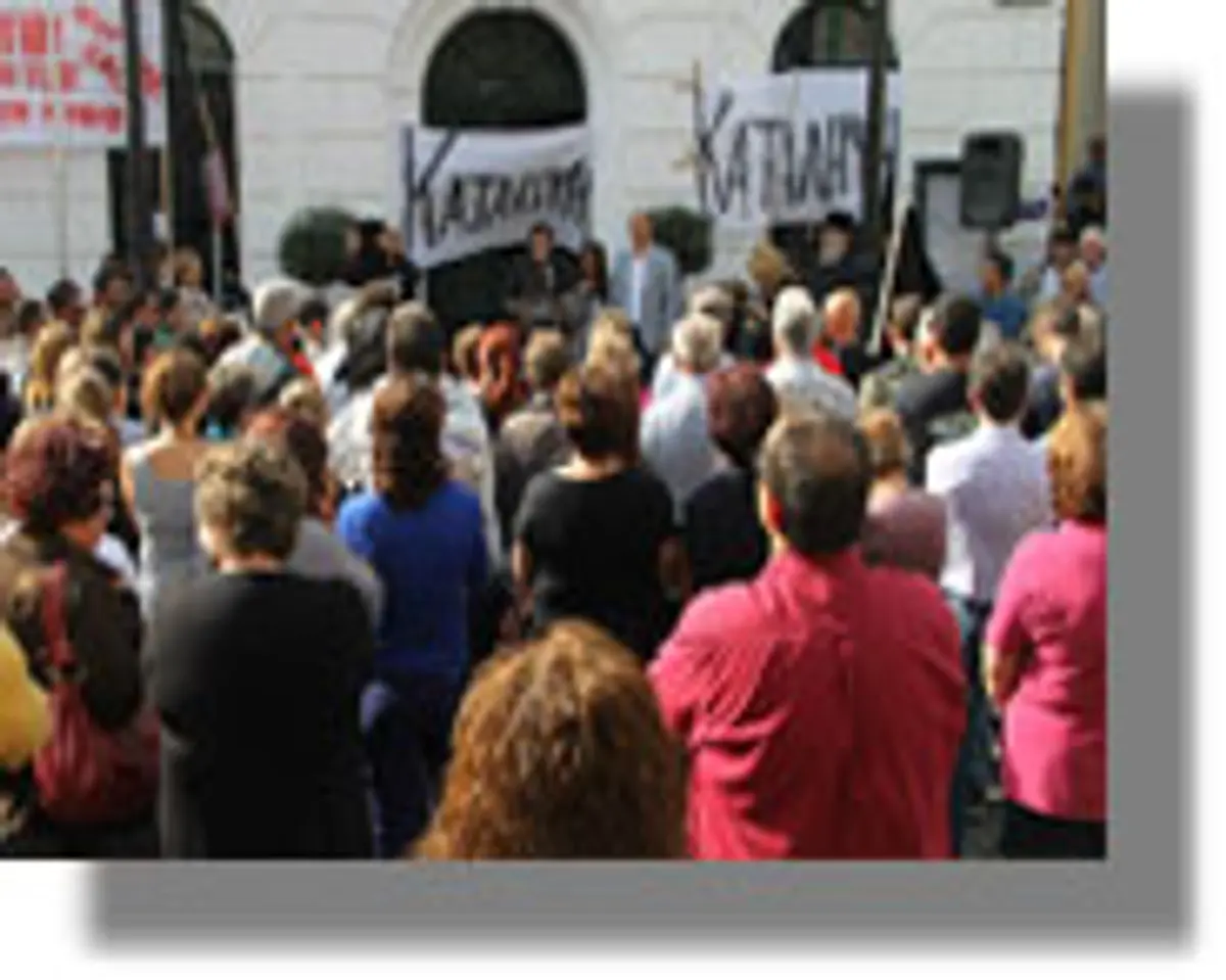 Λέρος: Βούλιαξε η πλατεία Πλατάνου από τη μεγάλη συγκέντρωση διαμαρτυρίας για τη μη κατάργηση της Εφορίας!