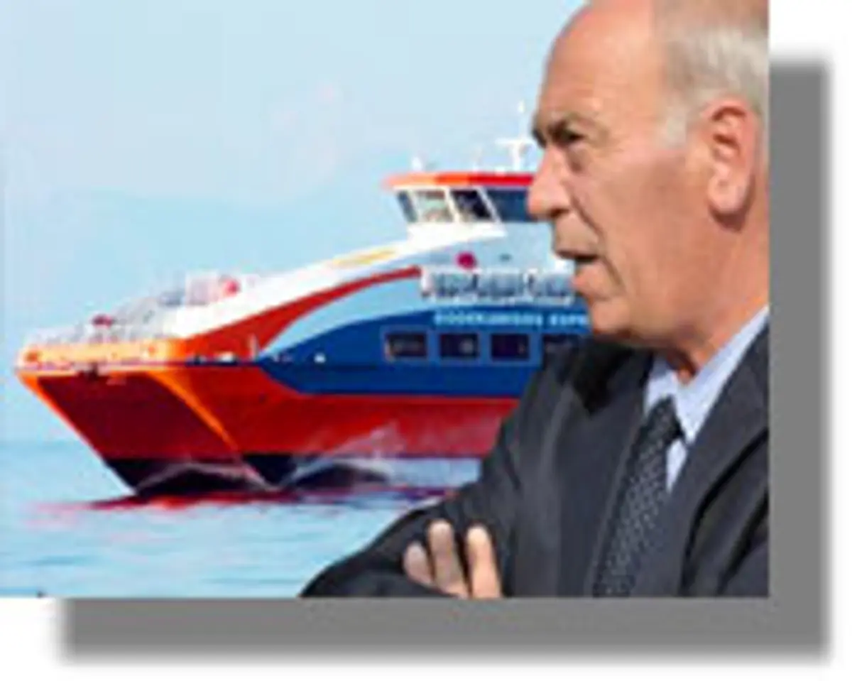 Σε μια πόλη διαλυμένη ο δήμαρχος δίνει μάχη για ένα …τραπεζάκι!