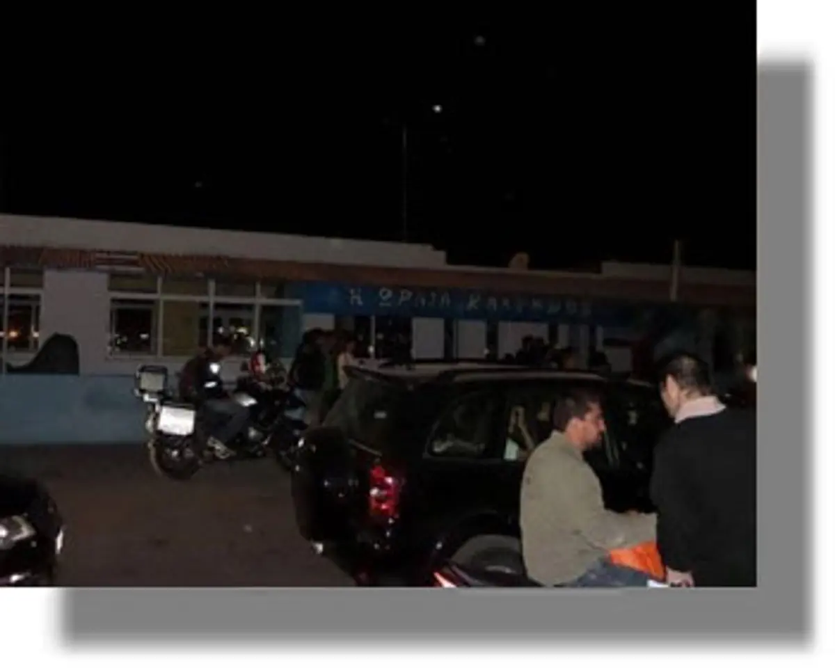 ΚΑΛΥΜΝΟΣ: Σκοτάδι στο λιμάνι κατά την χθεσινή άφιξη του «ΔΙΑΓΟΡΑΣ»