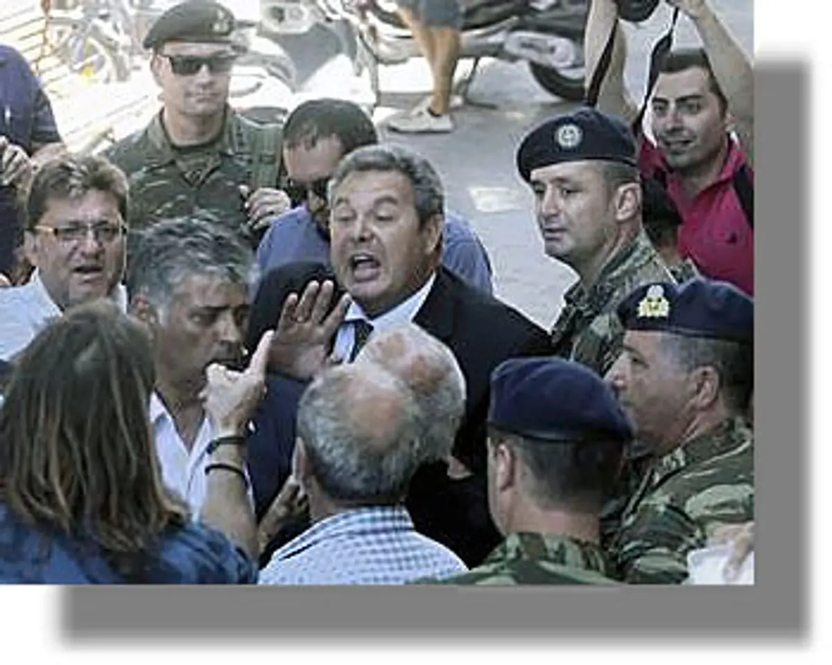 Επίθεση στον Π.Καμμένο με αυγά – οργανώθηκε από Χρυσαυγίτες λένε οι ΑΝΕΛ