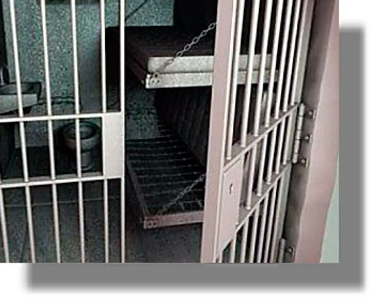 Διακινητές ξυλοκόπησαν αστυνομικό στο Καστελλόριζο και δραπέτευσαν από τα κρατητήρια