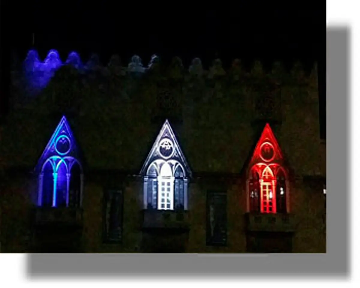 Στα χρώματα της Γαλλικής σημαίας το κτίριο της Περιφέρειας στη Ρόδο