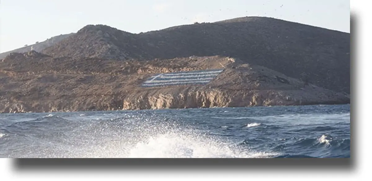 Ψέριμος: Προσήγαγαν τουρίστες για «τουρκική σημαία» που τελικά ήταν… ομάδας!