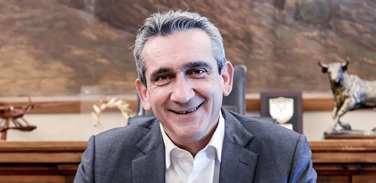 Πανελλήνιες αντιδράσεις για το εμβόλιο κατά του κορωνοϊού που έκανε στη Χάλκη ο περιφερειάρχης