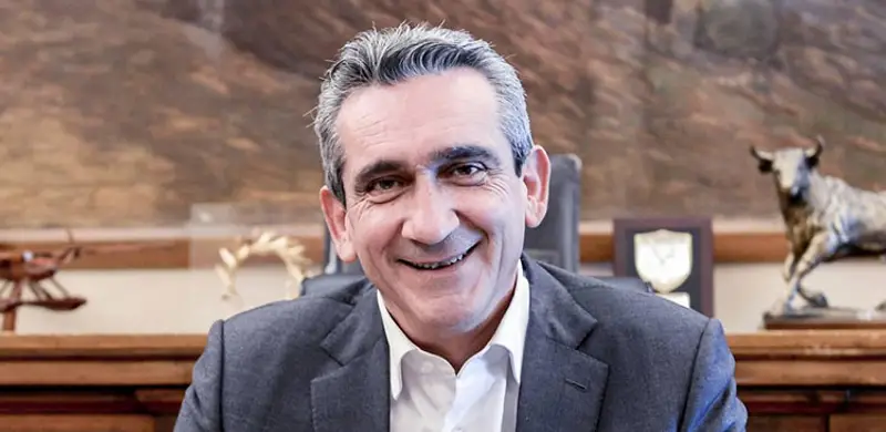 Πανελλήνιες αντιδράσεις για το εμβόλιο κατά του κορωνοϊού που έκανε στη Χάλκη ο περιφερειάρχης