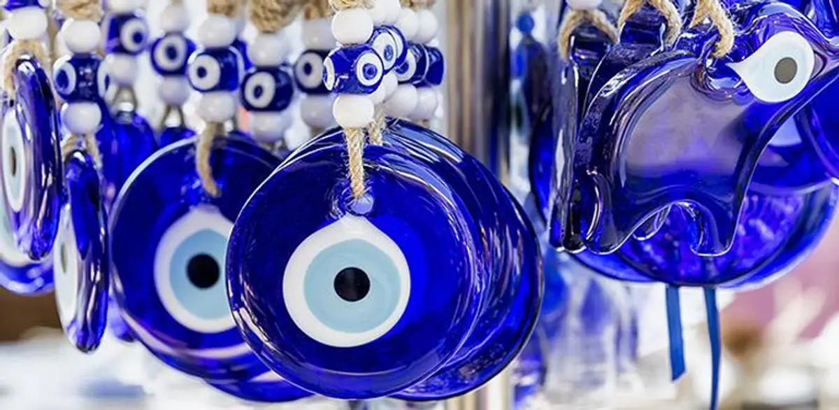 6 στους 10 Έλληνες πιστεύουν ότι ο πονοκέφαλος περνάει με το ξεμάτιασμα!