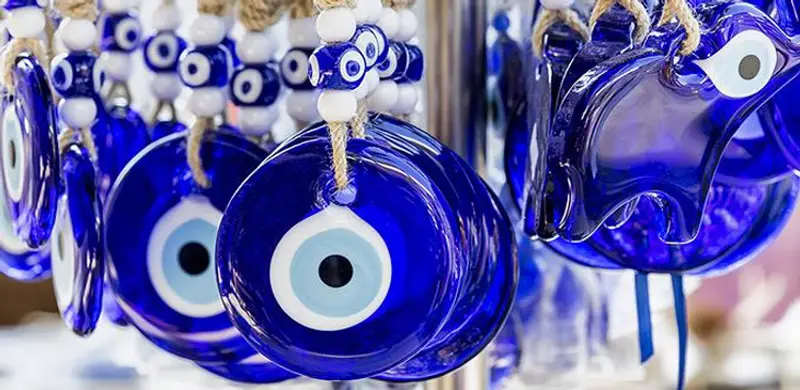 6 στους 10 Έλληνες πιστεύουν ότι ο πονοκέφαλος περνάει με το ξεμάτιασμα!