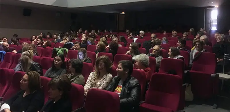 Λέρος: Με επιτυχία η προβολή της θεατρικής παράστασης “Απόψε Αυτοσχεδιάζουμε”