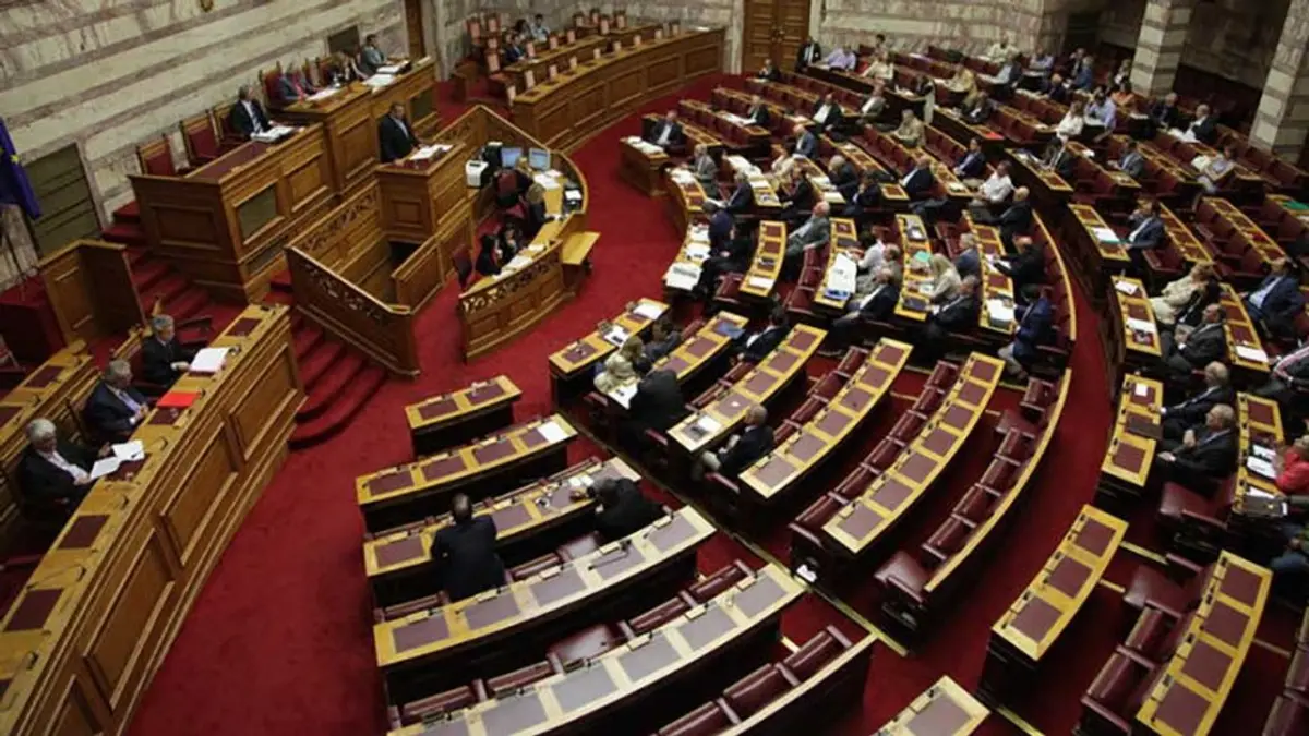 Βουλή: Ψηφίστηκε κατά πλειοψηφία το νομοσχέδιο για τη «νόμιμη μετανάστευση»