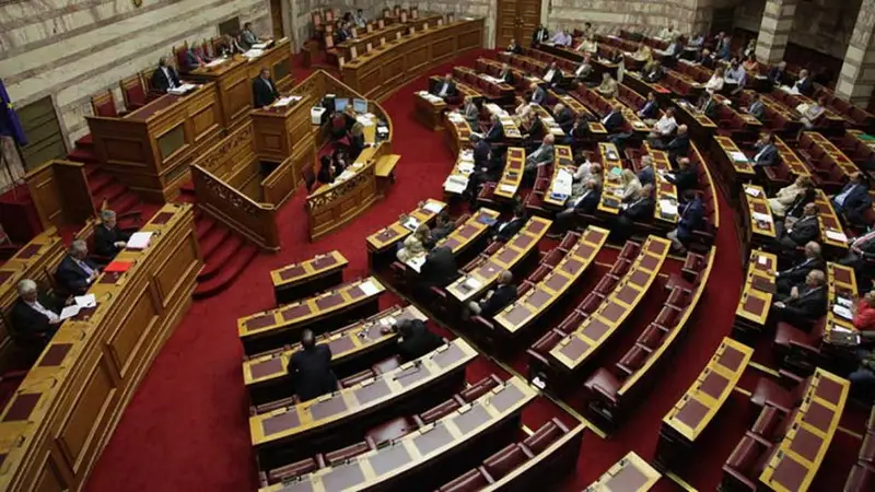 Βουλή: Ψηφίστηκε κατά πλειοψηφία το νομοσχέδιο για τη «νόμιμη μετανάστευση»