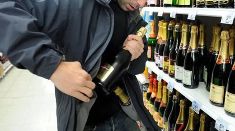 Ρόδος: «Άρπαξαν» βότκα και Bacardi χωρίς να πληρώσουν