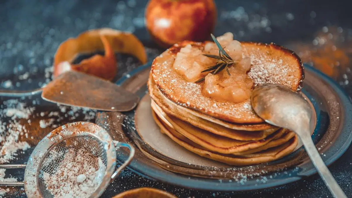 Πεντανόστιμα pancakes με μήλο -Η πιο spicy και ελαφριά εκδοχή του αγαπημένου πρωινού θα σε κερδίσει