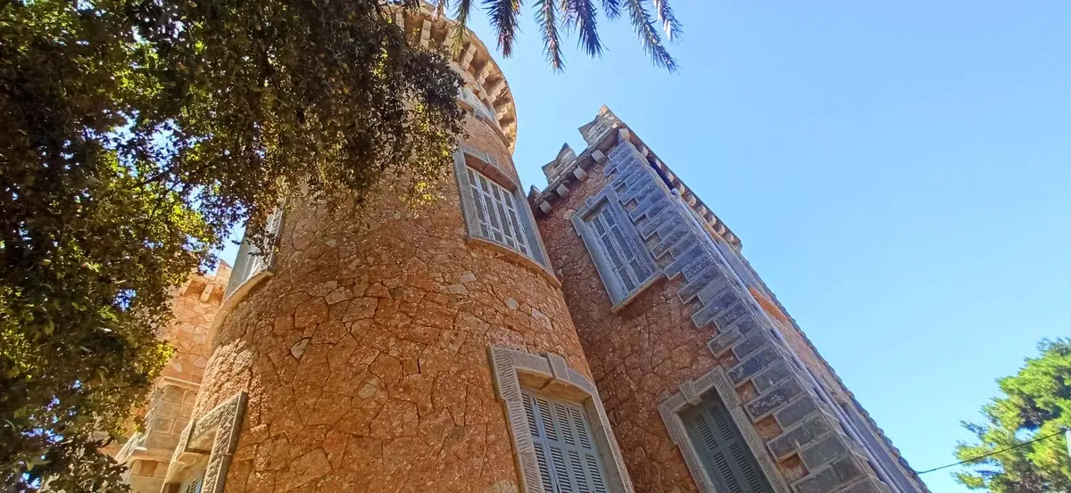 Μήνυση κατά αγνώστων για βανδαλισμούς υπέβαλε ο Δήμαρχος Λέρου – Κατέστρεψαν τον φωτισμό στον Πύργο Μπελλένη