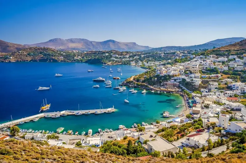Λέρος: Υπεγράφη από τον Πρόεδρο του Λιμενικού Ταμείου η σύμβαση για την πλακόστρωση του αλιευτικού καταφυγίου στο Παντέλι