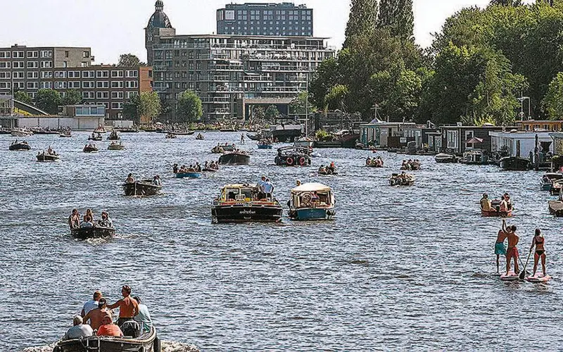 SOS εκπέμπει το Άμστερνταμ, που καταβυθίζεται