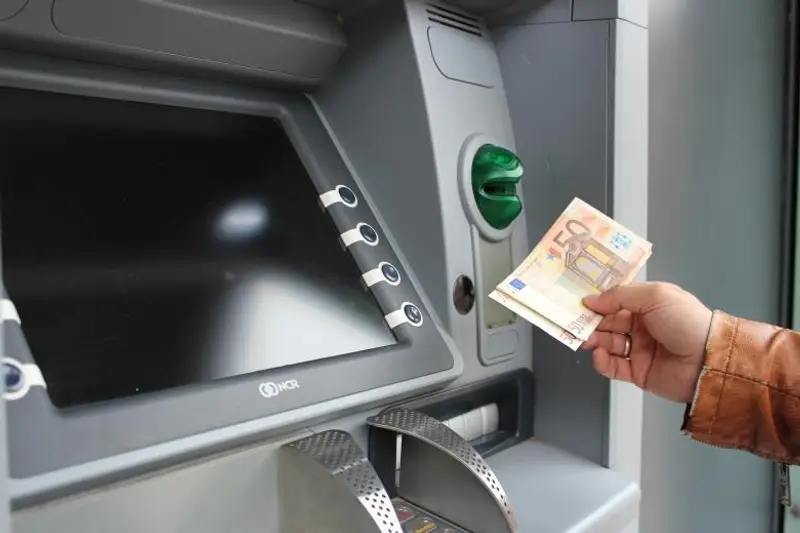Θύελλα αντιδράσεων για τις χρεώσεις σε ΑΤΜ που παραχώρησε η Πειραιώς στην Cashflex – Παρέμβαση της Κυβέρνησης