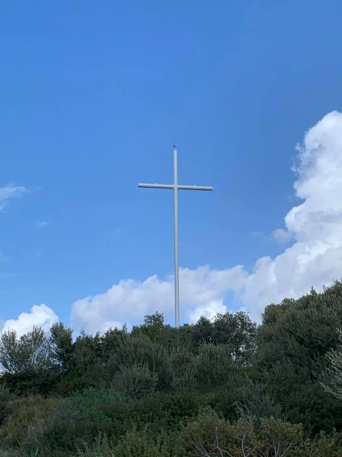 Λέρος: Ολοκληρώθηκε το έργο φωταγώγησης του Σταυρού στο Μεροβίβλι