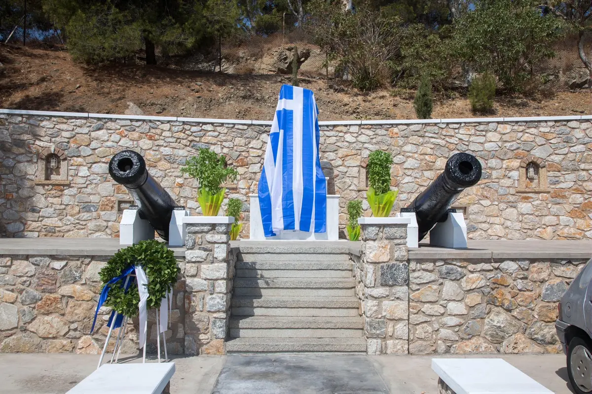 ΤΑ ΑΠΟΚΑΛΥΠΤΗΡΙΑ ΤΟΥ ΜΝΗΜΕΙΟΥ ΤΩΝ ΤΡΙΩΝ ΗΡΩΩΝ-ΠΕΣΟΝΤΩΝ ΣΤΗΝ ΚΙΝΑΡΟ