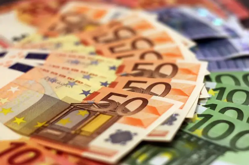 Αντίστροφη μέτρηση για τη διασύνδεση ταμειακών μηχανών με Εφορία και ΑΑΔΕ