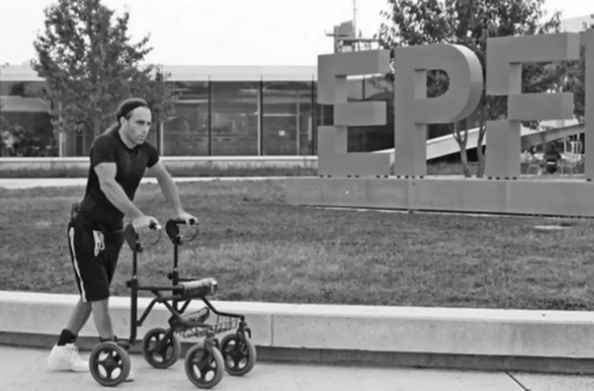 Το εμφύτευμα που επιτρέπει σε παράλυτους ανθρώπους να περπατήσουν ξανά