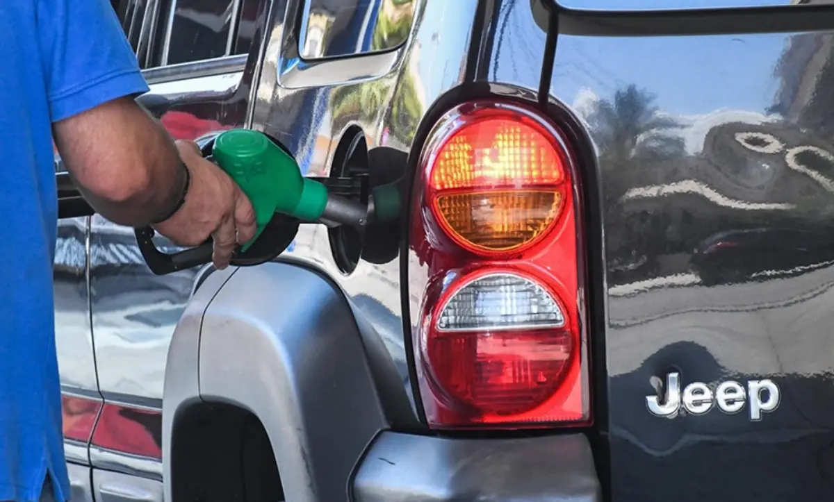 Fuel Pass: Τα πέντε βήματα για να πάρουν την ενίσχυση οι δικαιούχοι, τα εισοδηματικά κριτήρια και η επιδότηση ανά περιοχή