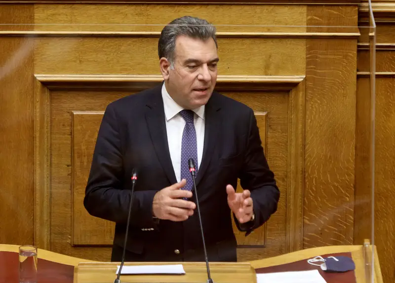 Πρόταση του Μάνου Κόνσολα για εγκατάσταση απινιδωτών στα σχολεία της Δωδεκανήσου και εκπαιδευτικά προγράμματα παροχής πρώτων βοηθειών