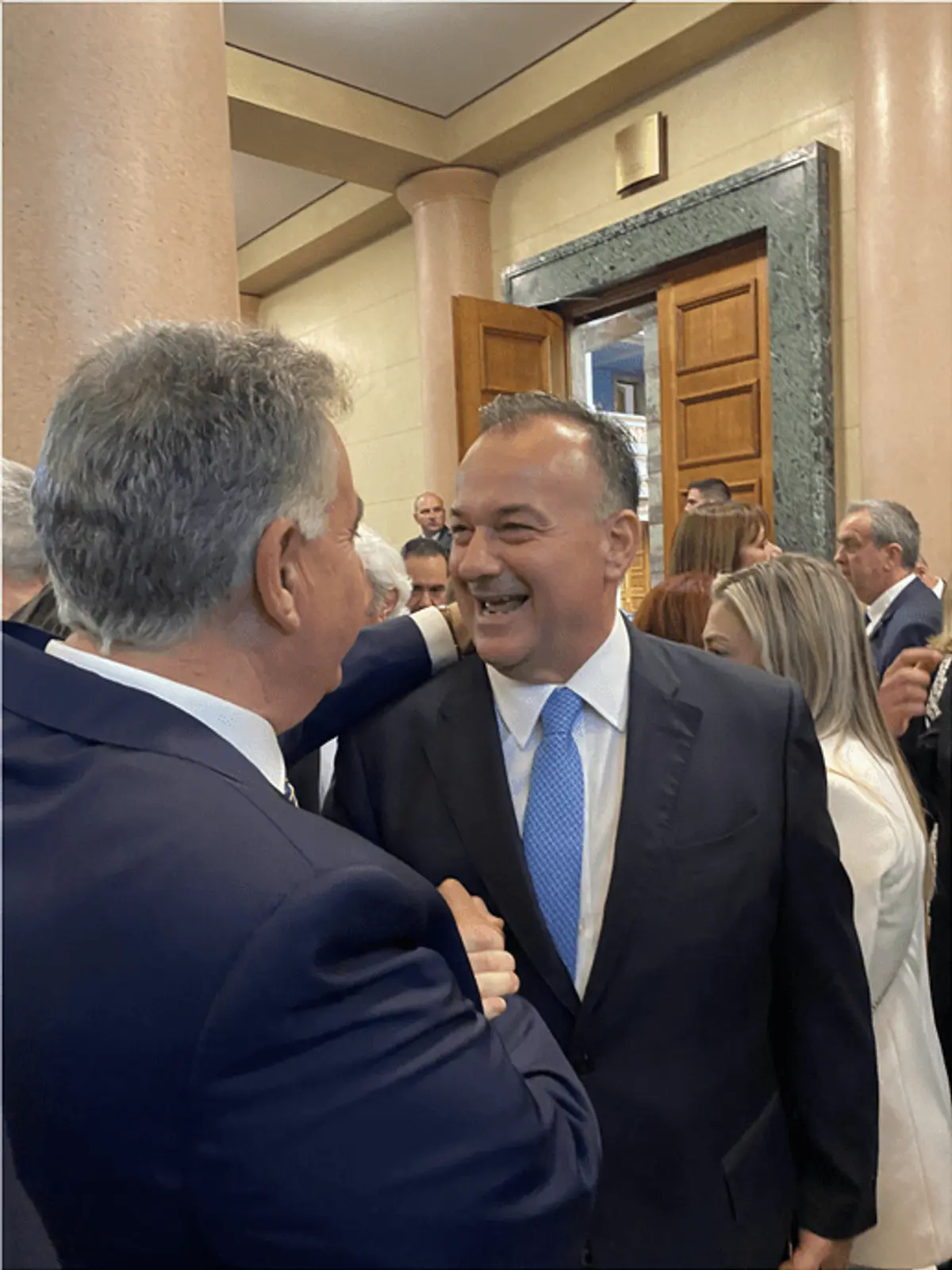 Ορκωμοσία νέας Βουλής – Ο βουλευτής Γιάννης Παππάς δέχθηκε τα περισσότερα συγχαρητήρια – Διαβάστε γιατί