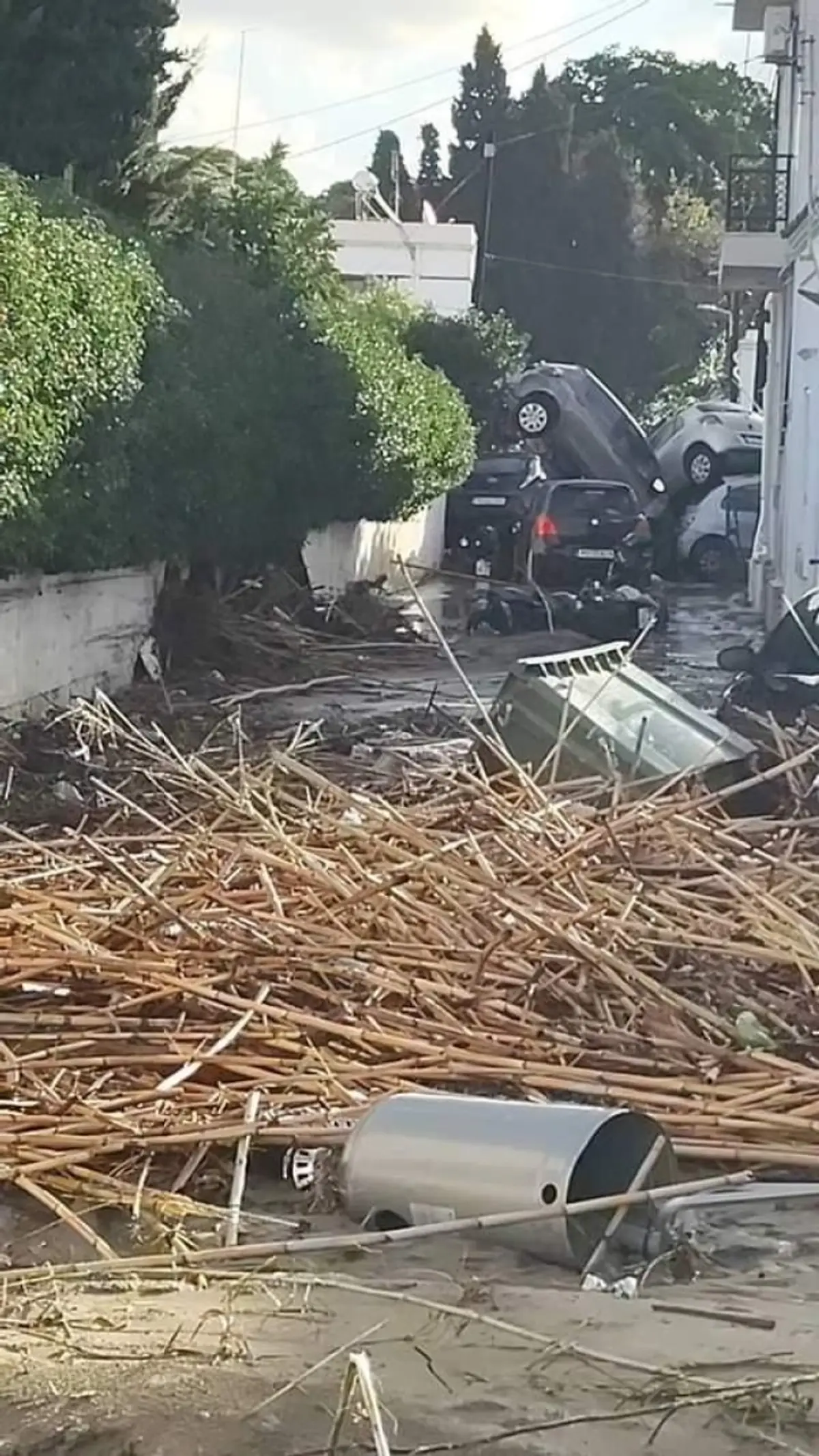 Ρόδος: Τεράστιες καταστροφές και απαγόρευση κυκλοφορίας για 24 ώρες – Αίτημα για να κηρυχθεί η Ρόδος σε κατάσταση έκτακτης ανάγκης – Τι είπαν Δήμαρχος και Περιφερειάρχης