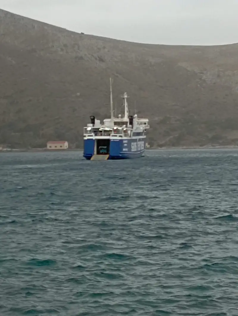 Με ανοιχτή μπουκαπόρτα μεσοπέλαγα το πλοίο “ΣΑΟΝΗΣΟΣ” εν πλω από Λέρο