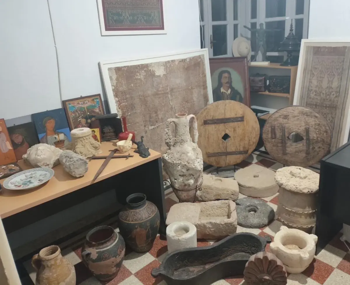 Λέρος: Κατασχέθηκαν από την Αστυνομία πλήθος Αγιογραφιών και αρχαίων αγαλματίδιων – αντικειμένων
