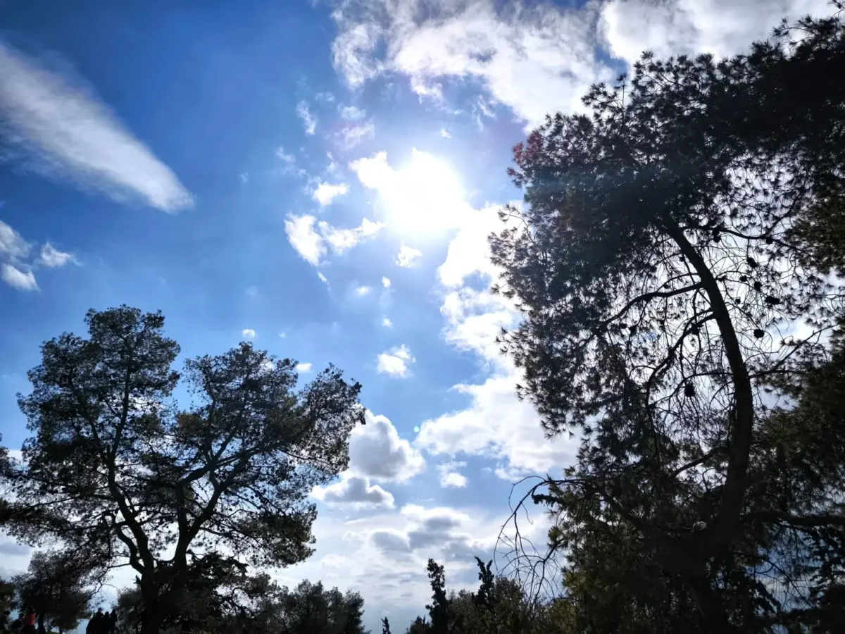 Καιρός: Αλλαγή σκηνικού στα Δωδεκάνησα: Άνοδος θερμοκρασίας, ισχυροί νοτιάδες και βροχές