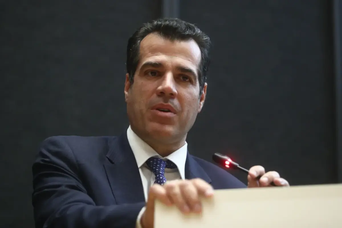 «Μαχαίρι» στα επιδόματα στο μεταναστευτικό φέρνει ο Πλεύρης – Μειώσεις σε σίτιση, στέγαση και βοηθήματα