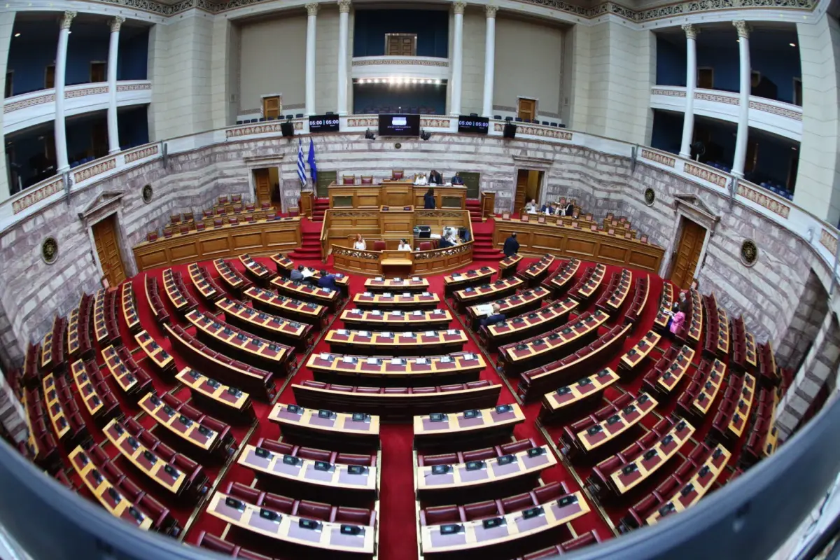Ψηφίστηκε το φορολογικό νομοσχέδιο: Φέρνει κατάργηση ΕΝΦΙΑ σε χωριά, μειωμένο ΦΠΑ στα νησιά και αυξήσεις σε Σώματα Ασφαλείας