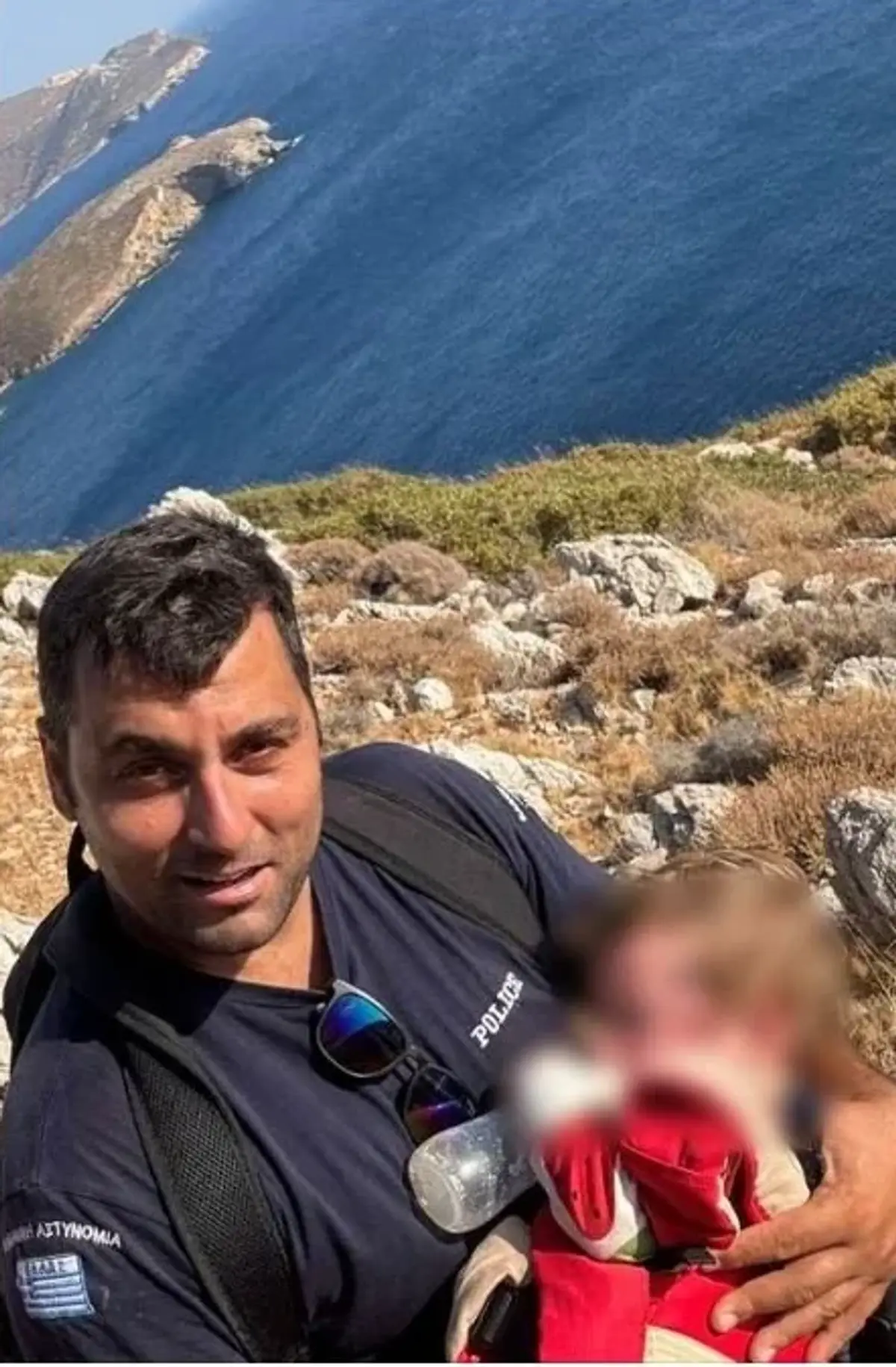 Λέρος: Αστυνομικοί διέσωσαν βρέφος κατά τη διάρκεια επιχείρησης απεγκλωβισμού μεταναστών