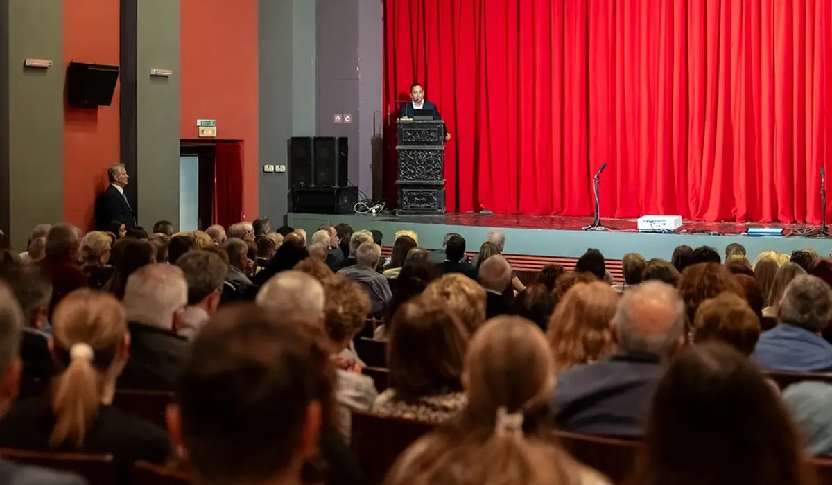 Στο κατάμεστο Δημοτικό Θέατρο Ρόδου πραγματοποιήθηκε η εκδήλωση αφιερωμένη στον Αριστοτέλη Παυλίδη