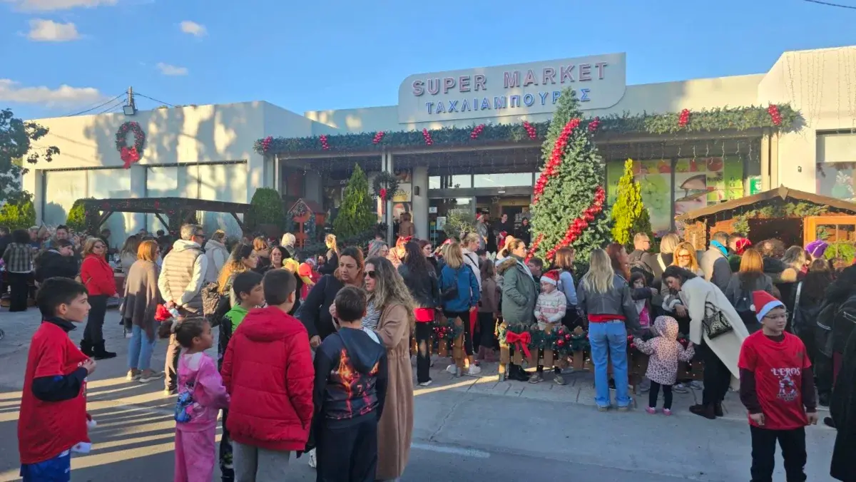 Λέρος: Γέμισε παιδικά χαμόγελα η Καμάρα με το 8ο Santa Run 2025