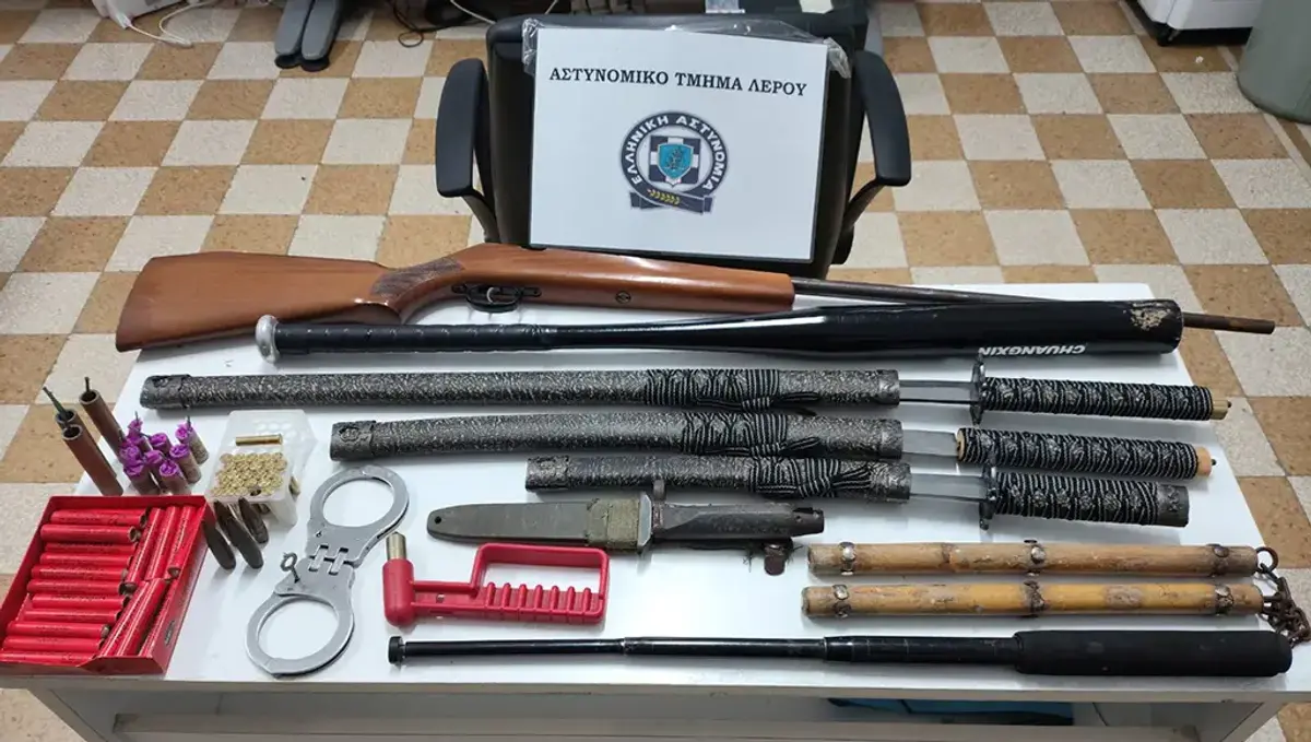Λέρος: Σύλληψη 41χρονου και 44χρονης για παράνομη κατοχή ειδών πυροτεχνίας και όπλων