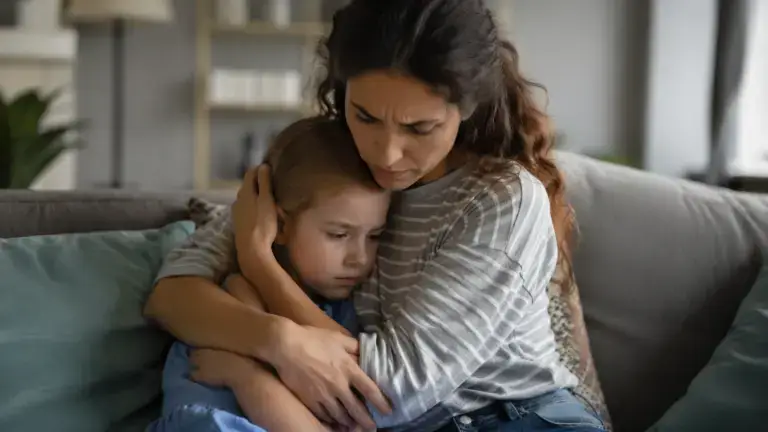 Προστατεύω ή κρύβω; Η αλήθεια μέσα στην οικογένεια