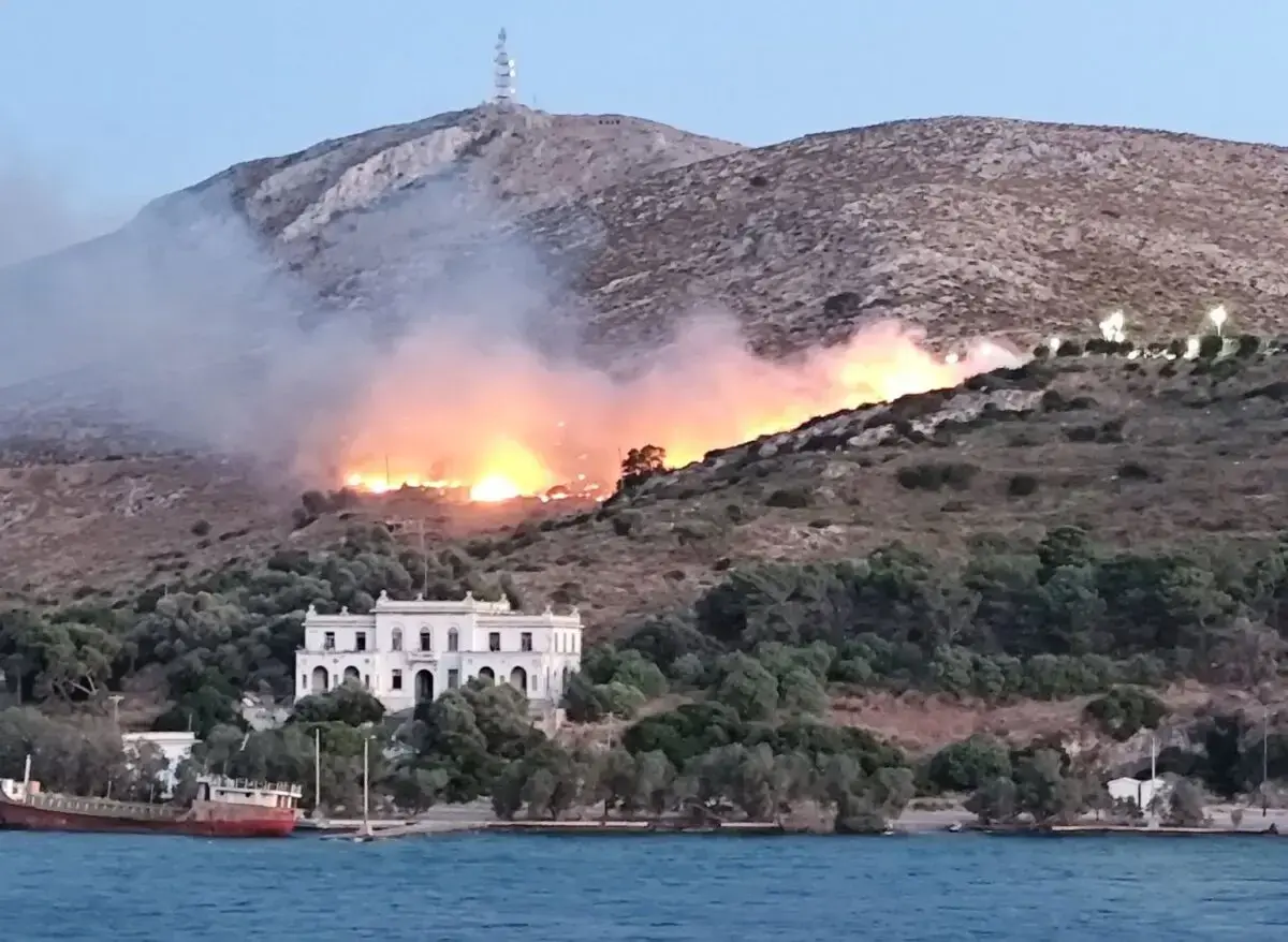Λέρος: Υπό έλεγχο η πυρκαγιά στην περιοχή της Κλειστής Ελεγχόμενης Δομής