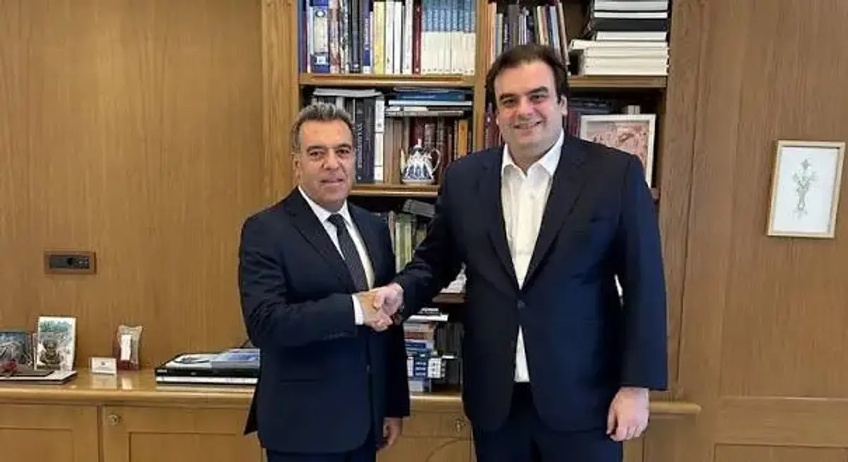 Ο Μάνος Κόνσολας παρέδωσε νομοσχέδιο για την αντιμετώπιση της διάβρωσης των ακτών σε τρεις Υπουργούς