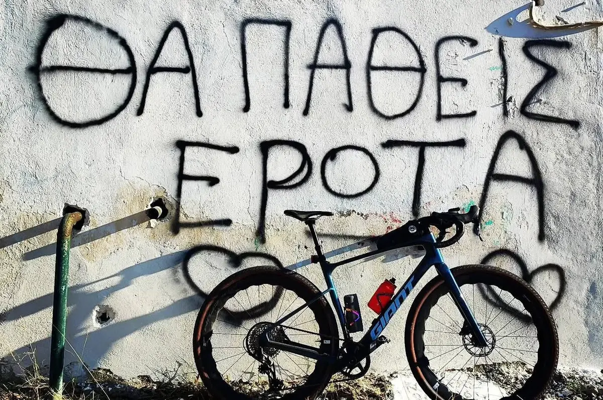 Πάτμος: Έβαψαν τον τοίχο πέντε φορές, αλλά ο έρωτας ξαναγράφει – Η απίθανη απάντηση του δημάρχου
