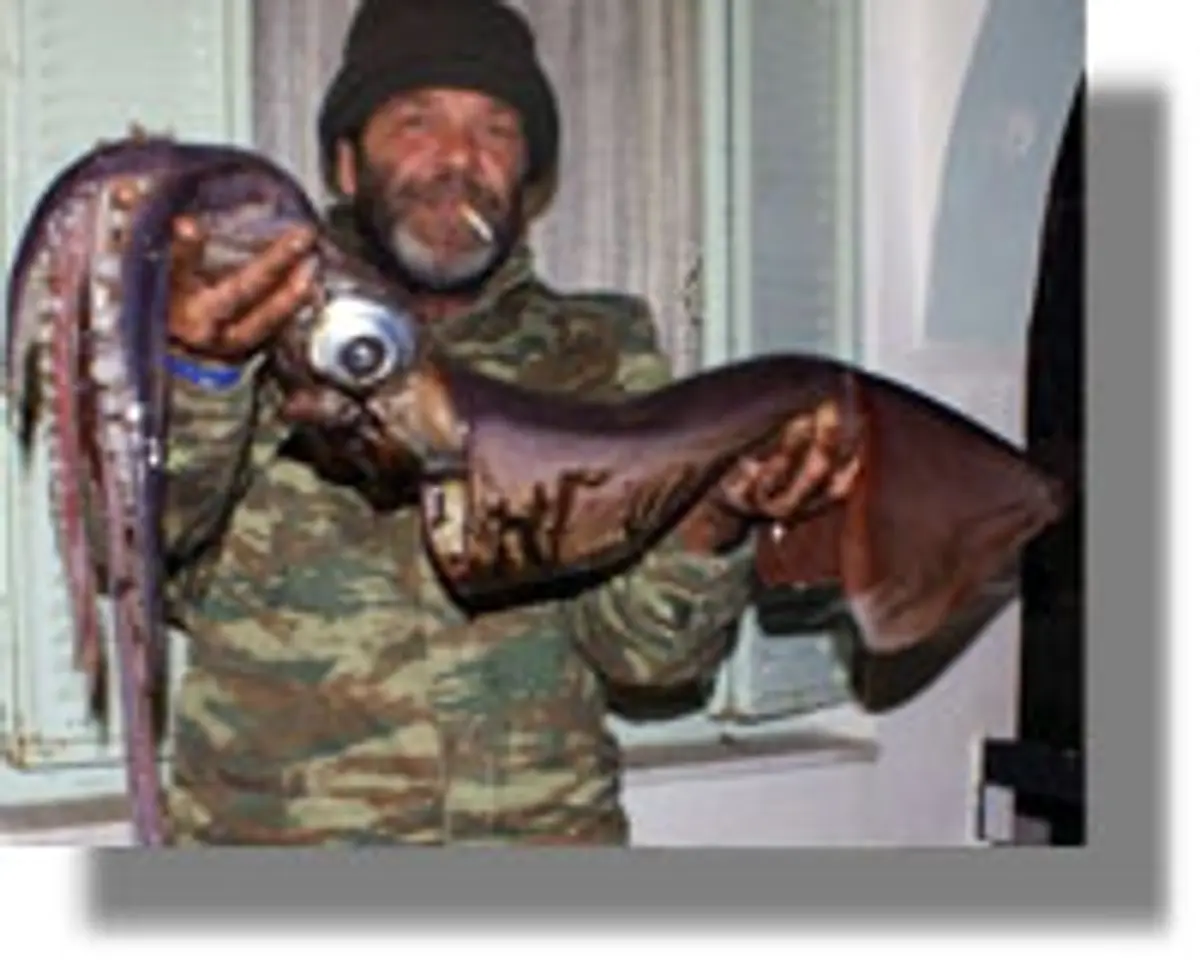 Καλύμνιος ψάρεψε καλαμάρι μήκους 1.35 μέτρων