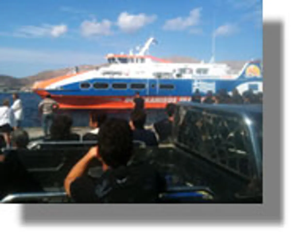 ΣΟΚ και Οδύνη στη Λέρο: Πλήθος κόσμου υποδέχτηκε τη σορό της 18χρονης Μαρίας! Σήμερα στις 17.00 η κηδεία…