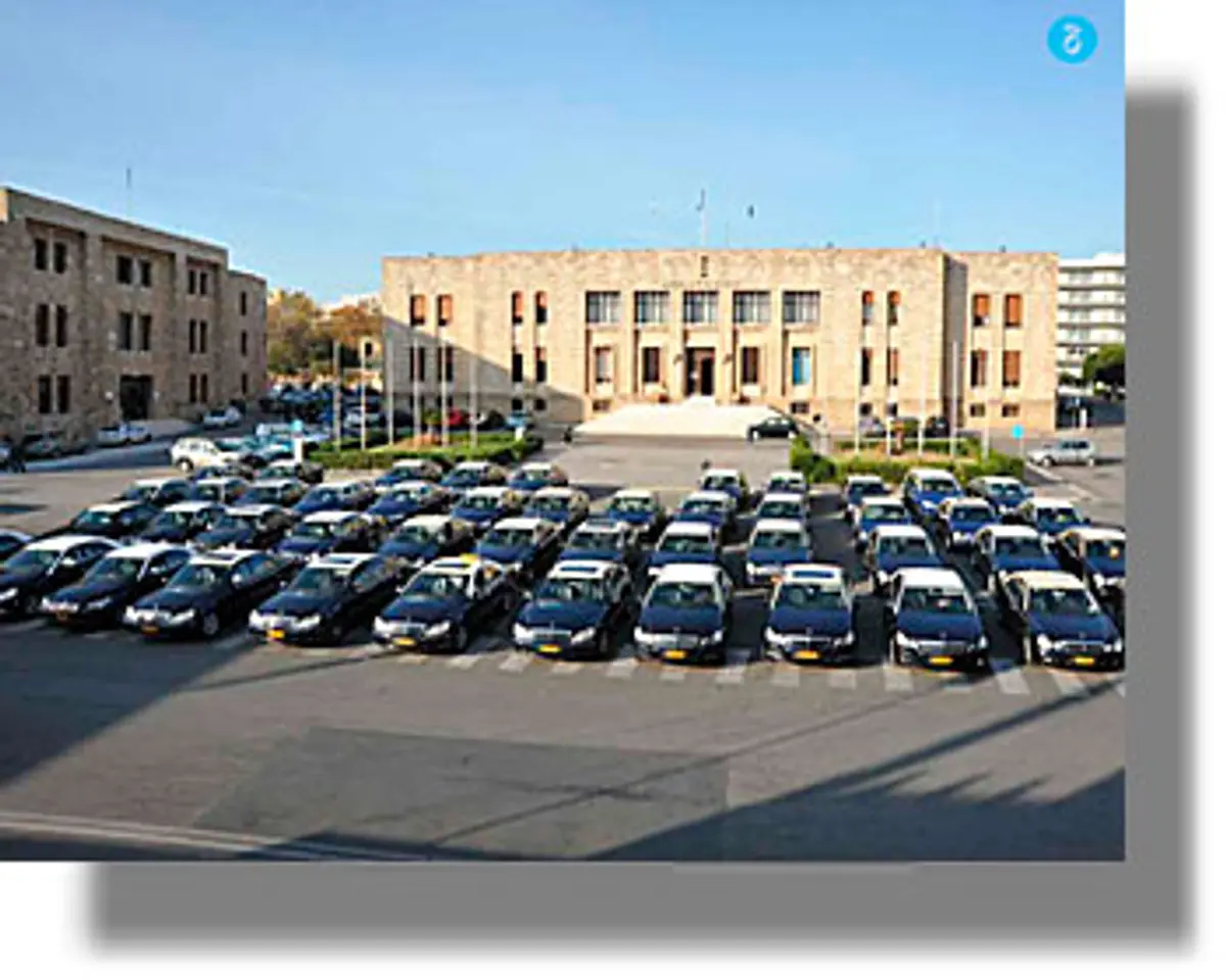 ΡΟΔΟΣ: Διαφωνούν για τη χορήγηση νέων αδειών ταξί