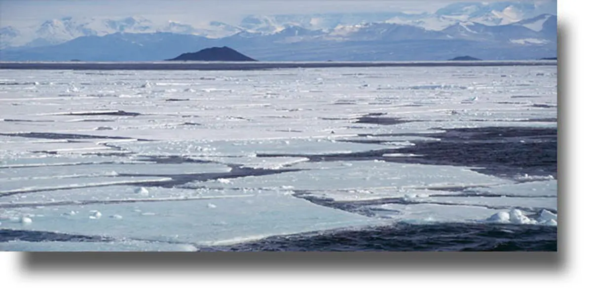 Μυστηριώδης τρύπα εντοπίστηκε στους πάγους της Ανταρκτικής