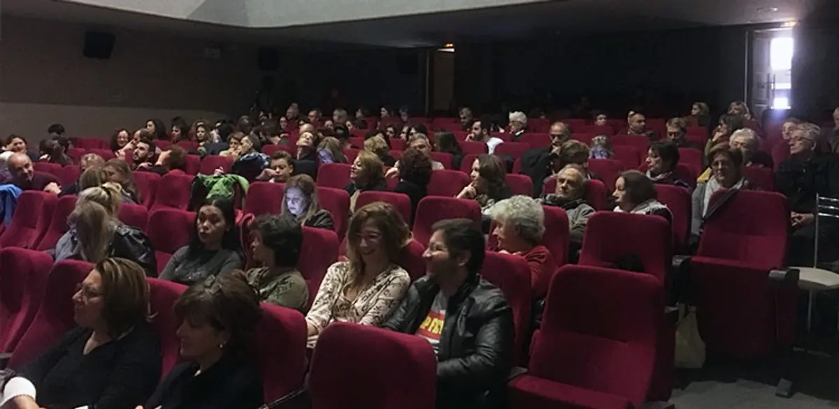 Λέρος: Με επιτυχία η προβολή της θεατρικής παράστασης “Απόψε Αυτοσχεδιάζουμε”