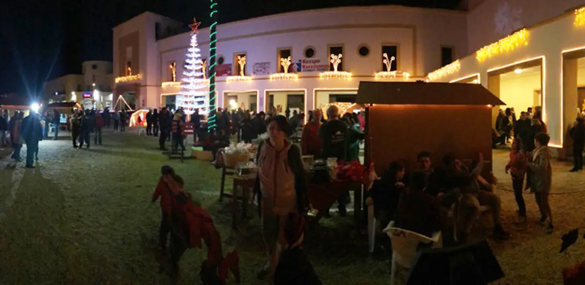 ΛΕΡΟΣ: Πρωτοφανής συμμετοχή στο άναμμα του Χριστουγεννιάτικου Δέντρου