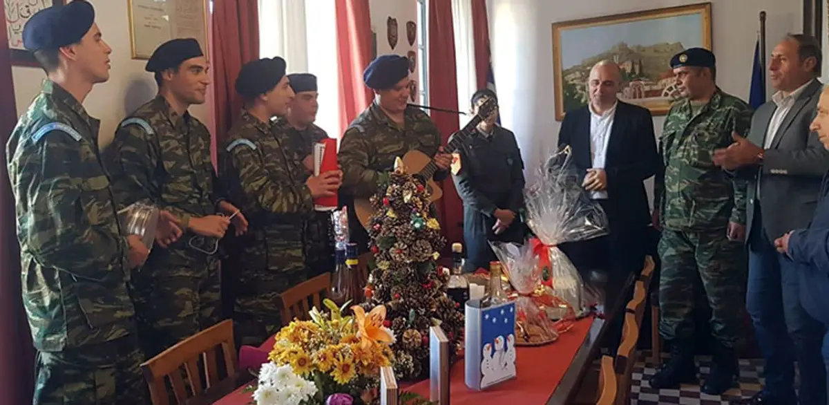 Λέρος: Τα Χριστουγεννιάτικα κάλαντα στο Δημαρχείο από τη Δημοτική Φιλαρμονική και στρατεύσιμους του 899 ΤΕ