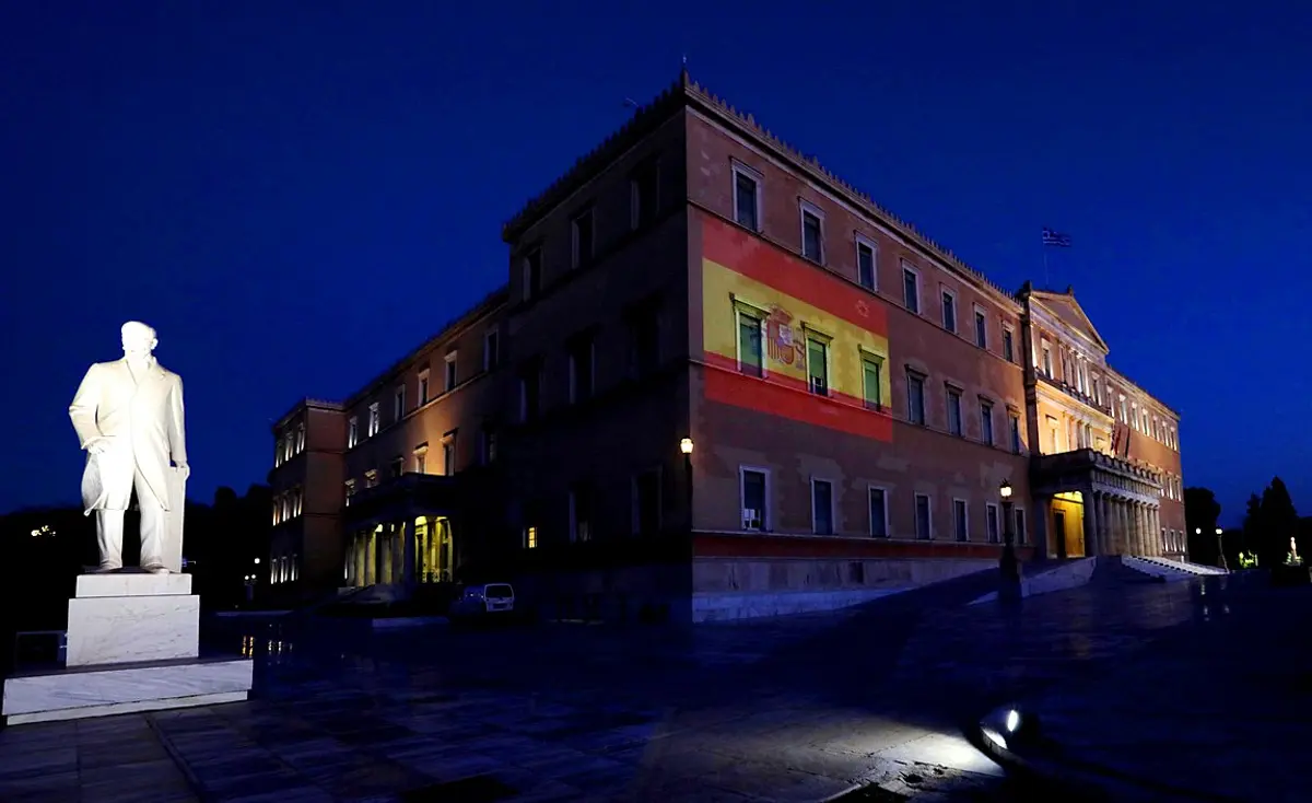 Η Βουλή φωταγωγήθηκε με τα χρώματα της ισπανικής σημαίας σε ένδειξη αλληλεγγύης προς τον λαό της Ισπανίας