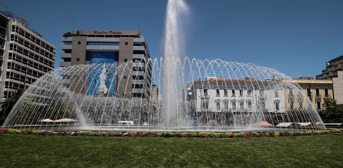 Γέμισε σαπουνάδα το νέο σιντριβάνι της Ομόνοιας – Έκπληκτοι οι περαστικοί